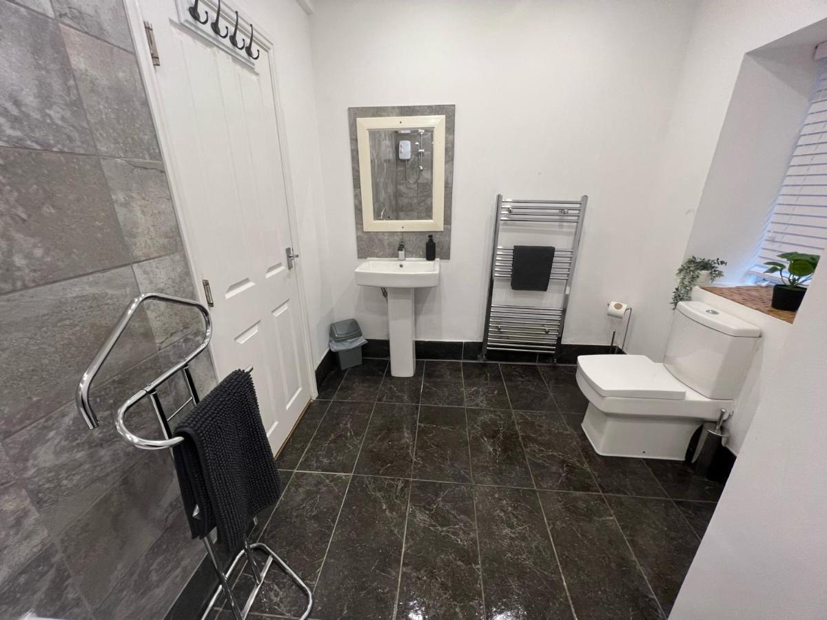 Spacious Ground Floor Suite Comfortably Sleeps Up To Eight Халифакс Екстериор снимка