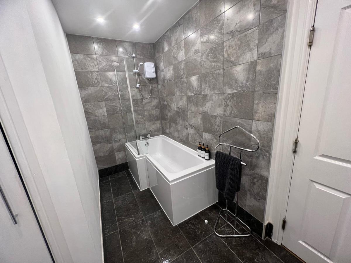 Spacious Ground Floor Suite Comfortably Sleeps Up To Eight Халифакс Екстериор снимка